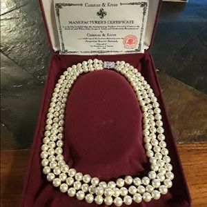 Jacqueline Bovier Kennedy pearls